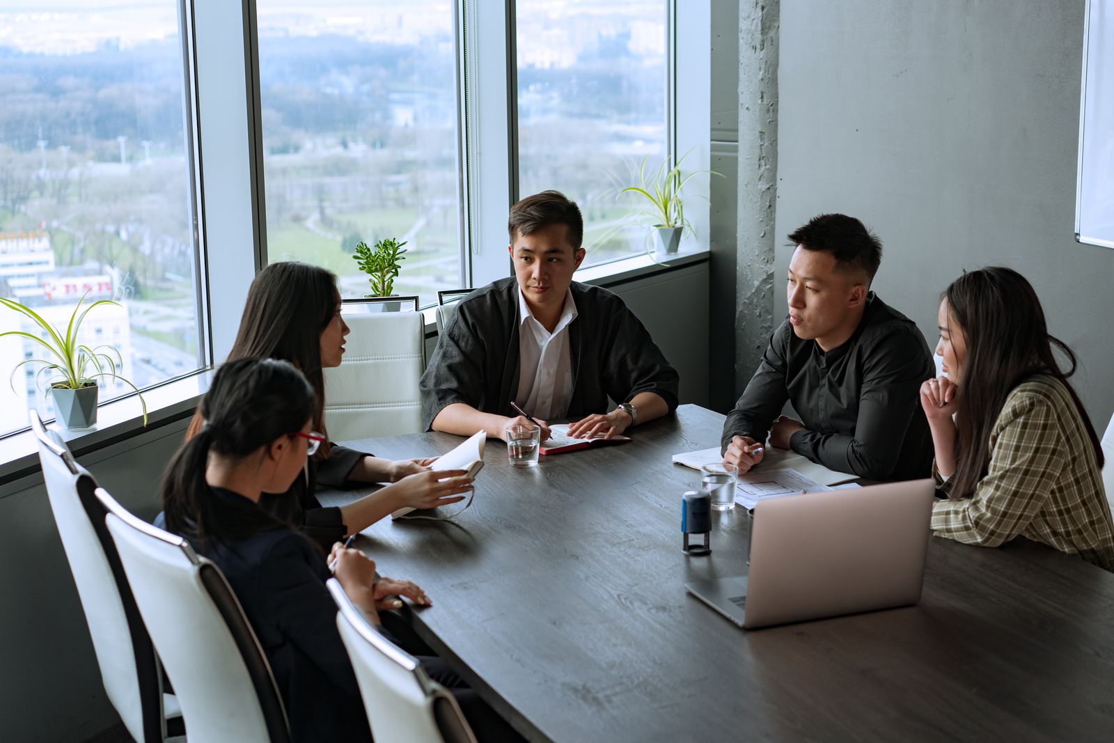 年轻团队协作氛围示意图